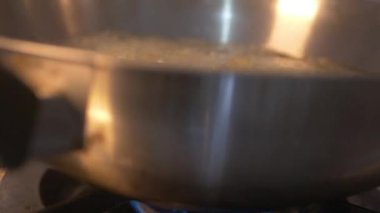 Sıcak yağlı kızartma tavası kullanan Combro, Endonezya 'dan geleneksel bir kek.