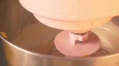 Pasta hamurunu karıştırmak için otomatik karıştırıcı kullanarak hamur yapma aktivitesi böylece eşit olarak dağıtılır..