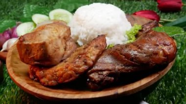 Nasi Kampüsü geleneksel bir Endonezya yemeğidir. Beyaz pirinç, ızgara tavuk, tofu, tempeh, acı sos ve taze salatalıktan oluşur..