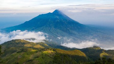 Sabahları manzaranın güzelliği, Merapi Dağı 'nın heybetli duruşu ve Merbabu Dağı' nın geniş otlakları.