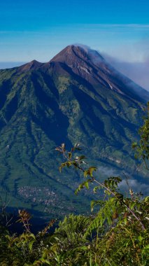 Endonezya 'nın en aktif volkanının güzelliği. Zirvesi her zaman volkanik duman yayar. Fotoğraf Merbabu Dağı yürüyüş parkurunda çekildi..