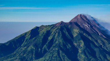 Merapi Dağı Endonezya 'daki en aktif volkandır. Fotoğraf Merbabu Dağı yürüyüş parkurunda çekildi..