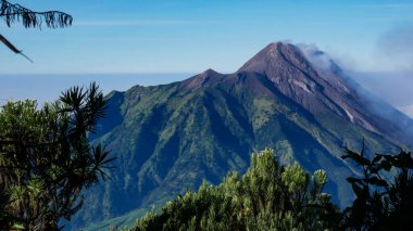 Merapi Dağı 'nın görkemli manzarası ince volkanik duman yayıyor. Fotoğraf Merbabu Dağı yürüyüş parkurunda çekildi..