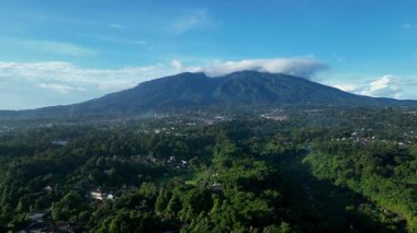 Hava aracının ilerleyişi, Endonezya 'daki Salak Dağı' nın güzel manzarasını, vadiler, yeşil ormanlar, köyler, pirinç tarlaları, plantasyonlar ve mavi gökyüzü ile birlikte gösteriyor.