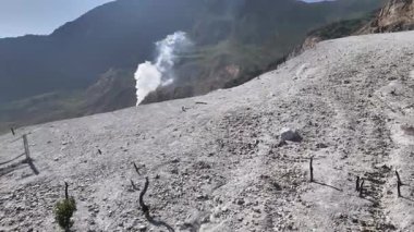 Hava görüntüsü aktif volkan krateri. Papandayan Dağı, Endonezya 'nın Batı Cava eyaletinde yer alan aktif yanardağlardan biridir. Bu dağ aynı zamanda yeni başlayan dağ yürüyüşçüleri için de favori bir duraktır..