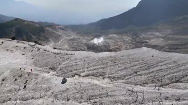 Hava görüntüsü aktif volkan krateri. Papandayan Dağı, Endonezya 'nın Batı Cava eyaletinde yer alan aktif yanardağlardan biridir. Bu dağ aynı zamanda yeni başlayan dağ yürüyüşçüleri için de favori bir duraktır..