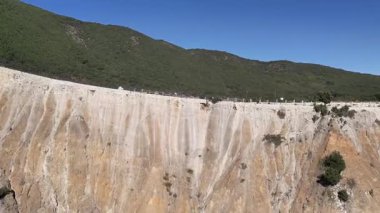 Krater ve çorak ve kurak Papandayan Dağı 'nın üzerinde uçan dron. Ölü Orman patlamadan oluşmuştur, arka planda yoğun yeşil tropikal ormanı görebilirsiniz..