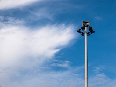 LED ışıkları ve çarpıcı mavi gökyüzü arkaplanı olan sokak lambası direği. Sokak lambaları sokak lambaları ve kamu güvenliği için çalışıyor.