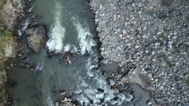 Nehrin üzerinde uçan dronlar, sakin bir şekilde akan temiz suyu ve küçük akıntılardan geçen plastik atık ve ağaç dallarında sıkışmış yaprakları gösteriyor. Yeşil çimenler her yerde..