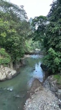 Havadan bakıldığında, Kök Köprüsü sadece kök ve bambu gibi doğal maddeleri kullanarak, doğa ve insanlar arasındaki uyumun bir sembolüdür. Baduy Kabilesi tarafından onlarca yıl önce yapıldı. Kültürel bir miras..