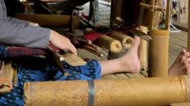 Çevik el hareketleri olan küçük bir kız örgü örmeyi öğreniyor. Dokumacı olmak Baduy Kabilesi 'ndeki her kadının kültürel mirası ve gelenekleri sürdürmesi için bir zorunluluktur..