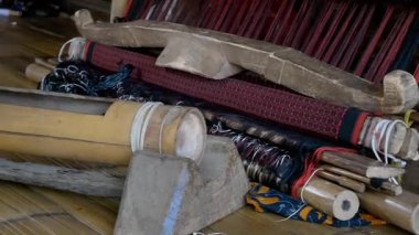 Geleneksel dokuma tezgahları, Endonezya 'nın Banten kentindeki Baduy kabilesinin kalıtsal mirasıdır. Bu dokuma tezgahları neredeyse her evde bulunur. Her kadın örgü örmek zorundadır..