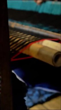 Baduy kadınlarının yeteneği bambudan yapılmış geleneksel dokuma tezgahlarını kullanmaktır. Üretilen kumaş Endonezya 'nın Baduy Kabilesi' nin geleneksel köyündeki kültür turizmine satılacak.