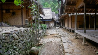 Dış Baduy Kabilesi köyünün atmosferi doğal malzemelerden yapılma stilt evler şeklinde geleneksel mimariyle. Basit bir hayatı yansıtmak ve doğayla birlikte yaşamak..
