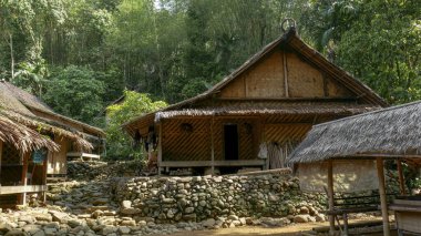 Geleneksel Baduy kabilesinin geleneksel köyü bambudan yapılmış yapışkan evler ve sık orman zeminli sazdan çatılar insanların ve doğanın ahenkli yaşamını yansıtıyor..