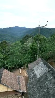 Ormanın ortasındaki Baduy Kabilesi 'nin geleneksel köyü doğal malzemelerden yapılmış basit ev mimarisi ile gelenekleri ve doğayla uyumu sağlıyor..