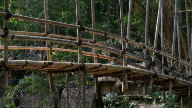 Endonezya 'daki Baduy kabilesinin Gajeboh Bambu Köprüsü modern teknoloji olmadan yapıldı. Sadece iki büyük ağaç arasında düzgün sıralanmış, paralel ve sağlam bambu kullanarak..