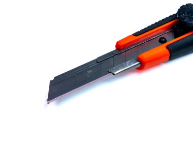Keskin metal bıçaklı, turuncu ve siyah, beyaz arka planda izole edilmiş. Ofiste kullanım için ideal bir alet bıçağı, el sanatları, zanaatkarlar, yaratıcı işçiler, inşaat işçileri ve teknik endüstri.