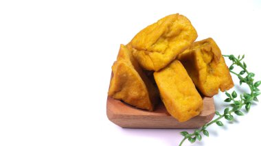 Beyaz arka planda izole edilmiş ahşap bir kasede üçgen şekilli parçalarla kızartılmış tofu. Metin için uygun alan, Boşluğu kopyala