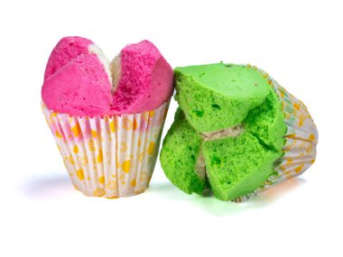 Beyaz arka planda izole edilmiş, aşçılık makalelerini tamamlamak için mükemmel kağıt bardaklarda pembe ve yeşil kekler.