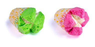 Beyaz arka planda izole edilmiş yumuşak desenli pembe ve yeşil buğulanmış pandispanya keki. Mutfak malzemelerini tamamlamak için mükemmel.