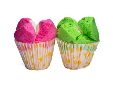 Beyaz arka planda izole edilmiş kağıt bardaklarda pembe ve yeşil kek. Tatlı olarak da kahve molası olarak da mükemmel..