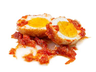 Balado baharatlı haşlanmış yumurta ikiye bölünmüş. Beyaz arka planda izole edilmiş yumurta sarısını gösteriyor.