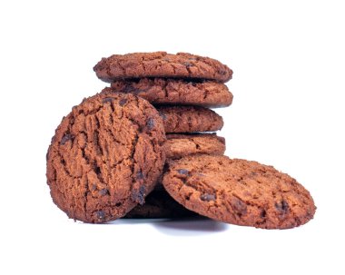 Beyaz bir zemin üzerine yığılmış çikolatalı kurabiyelerin yakın plan fotoğrafı. Çekici ve çıtır çıtır bir yapısı var. Reklamcılık veya promosyon için mükemmel..