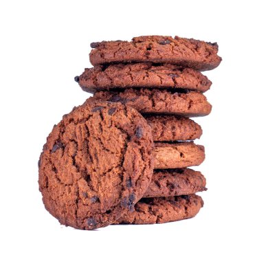 Beyaz arka planda koyu kahverengiye boyanmış çıtır çikolatalı kurabiyeler. Reklam ve promosyon için mükemmel.