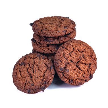 Beyaz arka planda izole edilmiş koyu kahverengi tatlı çikolatalı kurabiyeler yığını, reklam ve promosyon için uygun.