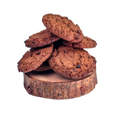 Tahta bir dilimin üzerine yerleştirilmiş çikolatalı kurabiyelerin yakın çekimi. Yemek reklamı için mükemmel. Beyaz Arkaplanda İzole Edilmiş