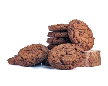 Tahta bir dilimin üzerine yerleştirilmiş çikolatalı kurabiyelerin yakın çekimi. Yemek reklamı için mükemmel. Beyaz Arkaplanda İzole Edilmiş