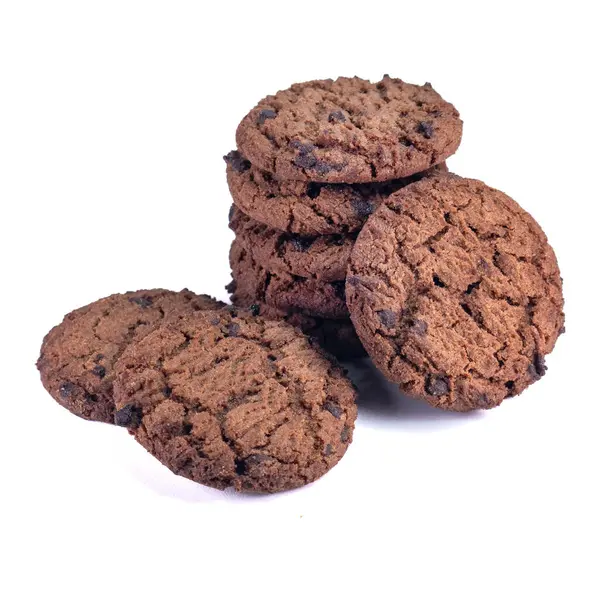 Beyaz bir zemin üzerine yığılmış çikolatalı kurabiyelerin yakın plan fotoğrafı. Çekici ve çıtır çıtır bir yapısı var. Reklamcılık veya promosyon için mükemmel..