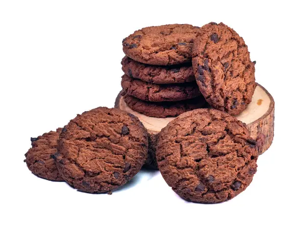 Tahta bir dilimin üzerine yerleştirilmiş çikolatalı kurabiyelerin yakın çekimi. Yemek reklamı için mükemmel. Beyaz Arkaplanda İzole Edilmiş