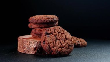 Tahta dilimin üzerine rastgele ama estetik bir şekilde yerleştirilmiş sıcak ve karanlık bir ruh hali içinde döner döner döner döner döner döner döner..