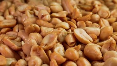 Pikapta dönen tuzlu, çıtır fıstıklara yakın çekim. Reklam ya da tanıtım için uygun.