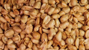 Lezzetli kavrulmuş fıstıkların yavaşça soyulması. Reklam ya da terfi için mükemmel. Üst görünüm yatay çekim