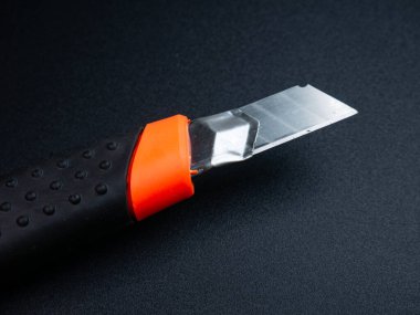 Sivri desenli, siyah arka planlı metal kesici. Genellikle zanaat, ofis ve hafif endüstriyel projelerde kullanılır..