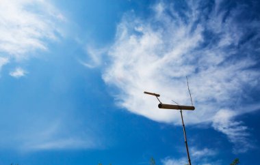 Mavi gökyüzüne doğru duran ve köyü koruyan kaz şeklinde bir totem direği.