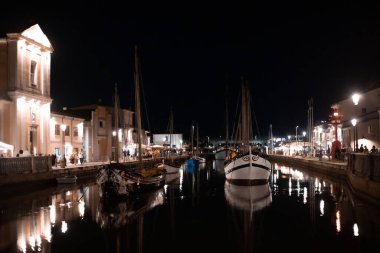 Venedik, İtalya - 11 Haziran 2022: Teknelerin manzarası büyük kanaldaki rıhtımlarda demirli. Yerel halk ve turistler tatillerde yürüyüşe çıkacaklar.. 