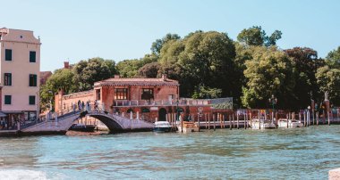 Venedik, İtalya - 12 Haziran 2022 Venedik 'te yaz turizm sezonu. Büyük Kanal 'a ve eski köprüye bakan muhteşem şehir manzarası. Turist dolu tekneler tur sırasında kanal boyunca yüzerler..
