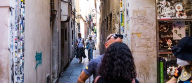 VENICE, İtalya - 12 Haziran 2022: birçok insan şehrin antik sokaklarında yürür. Venedik 'te yaz turizm sezonu. Mimari anıtlar.