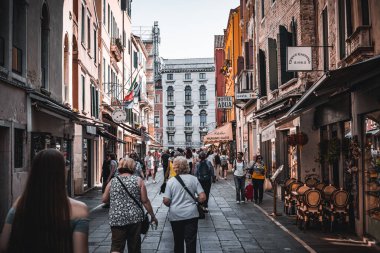 VENICE, İtalya - 12 Haziran 2022: birçok insan şehrin antik sokaklarında yürür. Venedik 'te yaz turizm sezonu. Mimari anıtlar.