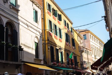 Venedik, İtalya - 12 Haziran 2022: Güzel bir yaz gününde Venedik evlerinin güzel renkli cephelerinin görüntüsü.