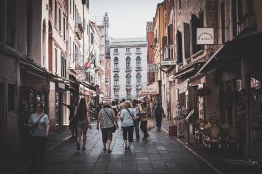 VENICE, İtalya - 12 Haziran 2022: birçok insan şehrin antik sokaklarında yürür. Venedik 'te yaz turizm sezonu. Mimari anıtlar.