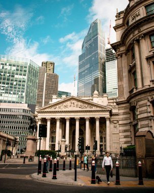 Trafiği ve sokaklarda yürüyen insanları olan İngiltere Bankası.