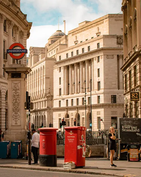  Londra sokaklarında Bank yeraltı istasyonu