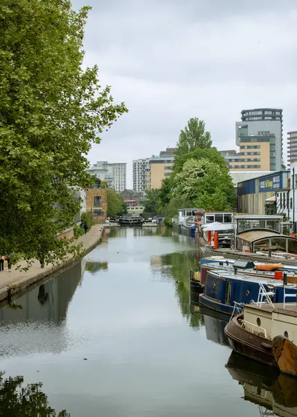 Bulutlu bir günde Londra 'daki Vekiller Kanalı boyunca binalar ve dar tekneler.