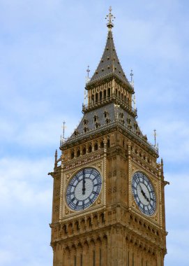 Big Ben yenileme işlemi sırasında 2 farklı zaman gösteriyor..
