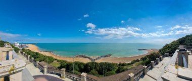 Tepelerin tepesinden Folkestone plajları panoramik.